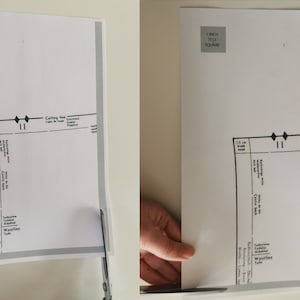 Op de afbeelding: Twee witte vellen papier met een zwarte snijlijn die op elk vel is gemarkeerd. De tekst "1 inch test square" is gedrukt in de linkerbovenhoek van elk vel. De vellen worden met een schaar geknipt.