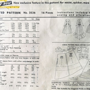 Op de afbeelding: Een vintage naaipatroon voor een jurk met een 16-delig patroon. Het patroon is voor maten 10-16 en bevat instructies voor het knippen en naaien. Het patroon is voor een jurk met een rok die veel volume heeft. Het patroon heet "Easy-Rule Printed Pattern No. 3536".