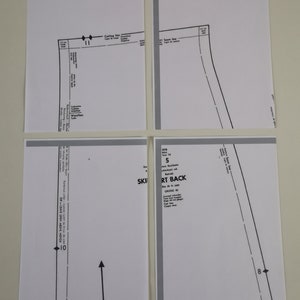 Op de afbeelding: Een zwart-wit naaipatroon voor de achterkant van een rok. Het patroon bevat instructies voor het knippen en naaien van de rok. Het patroon is gelabeld met "2978 Maat 14 Rok Achterkant" en "GROSSE 40".