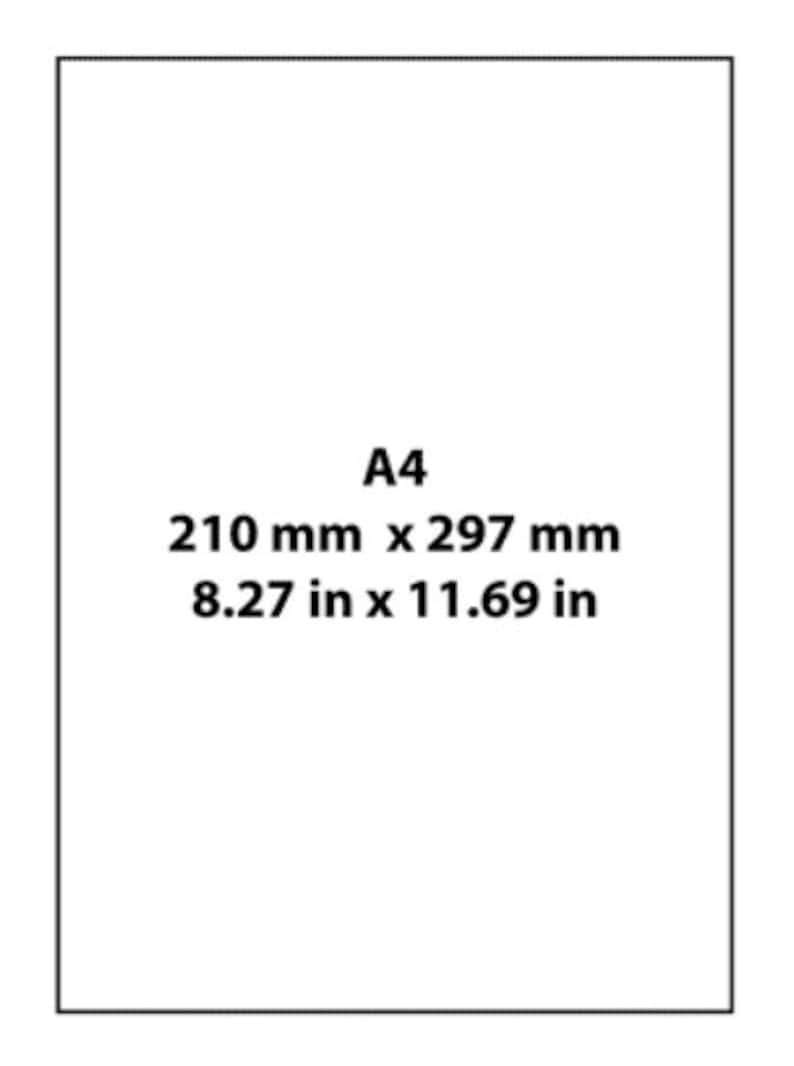 Op de afbeelding: Een wit vel papier met de tekst "A4" en de afmetingen "210 mm x 297 mm" en "8,27 inch x 11,69 inch" erop gedrukt.