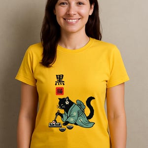 Camiseta com estampa de gato preto comendo sushi – Camiseta com estampa de quimono japonês – Camiseta com estampa de gato fofo e arte japonesa – Presente para amantes de gatos estilo samurai