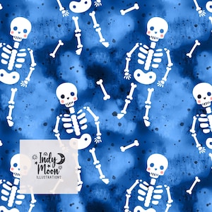Op de afbeelding: Een naadloos patroon met witte skeletten met roze wangen op een blauwe aquarel achtergrond. De skeletten staan in verschillende poses en hebben verspreide botten om hen heen. De tekst "Indy Moon Illustrations" staat in de linkerbenedenhoek van het patroon.