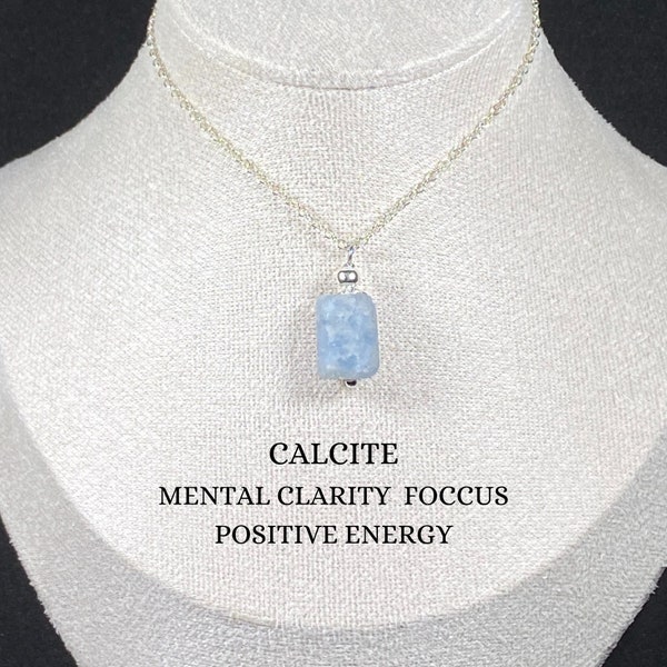 Collana con pendente in calcite blu grezza naturale Collana in cristallo di frammenti Girocollo con pendente classico in pietra preziosa personalizzabile per donna Gioielli calmanti