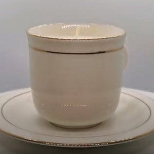Doftande julpudding - Enkel vit espressokopp med fat - Handhällt sojaljus