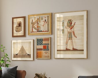 Könnte beinhalten: Ein Wohnzimmer mit einem braunen Ledersofa, einem weißen Sessel, einem Holz-Couchtisch und einem Teppich mit geometrischem Muster. Die Wände sind mit fünf gerahmten Drucken ägyptischer Kunst dekoriert, darunter eine Darstellung eines Pharaos und einer Pyramide.