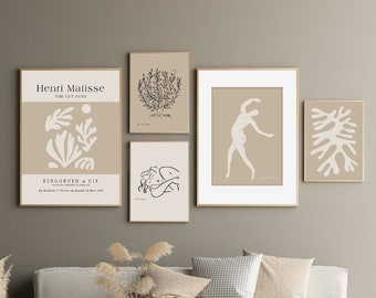 Puede incluir: Un interior de sala de estar con un sofá blanco y una mesa de café. La pared está decorada con cinco impresiones enmarcadas en blanco y negro. Las impresiones presentan dibujos de líneas abstractas de un árbol, una persona, un coral y dos diseños abstractos más. Las impresiones están dispuestas en una cuadrícula en la pared.