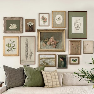 Puede incluir: Un sofá blanco con cojines verdes y marrones frente a una pared con una galería de estampados botánicos y pinturas enmarcadas. Las estampas presentan flores, pájaros, mariposas y otros diseños inspirados en la naturaleza.