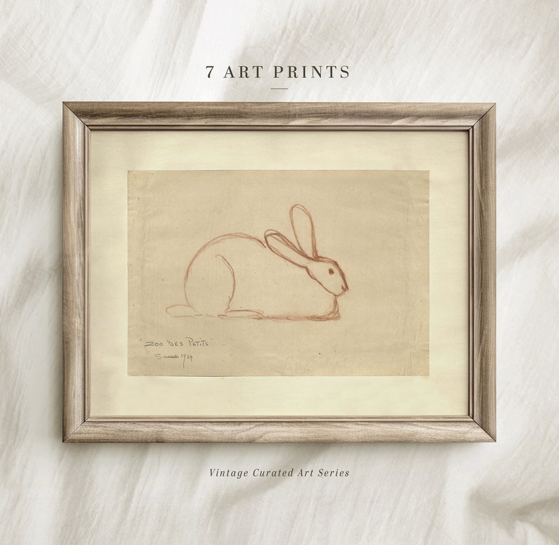 Op de afbeelding: Ingelijste kunstdruk met een roodbruine schets van een konijn op verouderd papier. De print zit in een licht houten frame. Tekst bovenaan luidt "7 ART PRINTS" en onderaan "Vintage Curated Art Series".