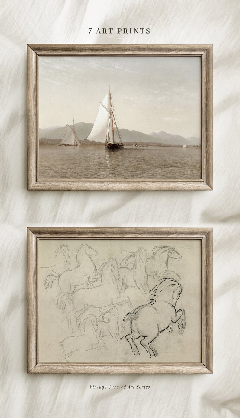 Op de afbeelding: Twee ingelijste kunstprints. De bovenste print is een vintage schilderij van een zeilboot op een kalme wateroppervlakte. De onderste print is een zwart-wit schets van een groep paarden. De tekst "Vintage Curated Art Series" staat onder de onderste print.