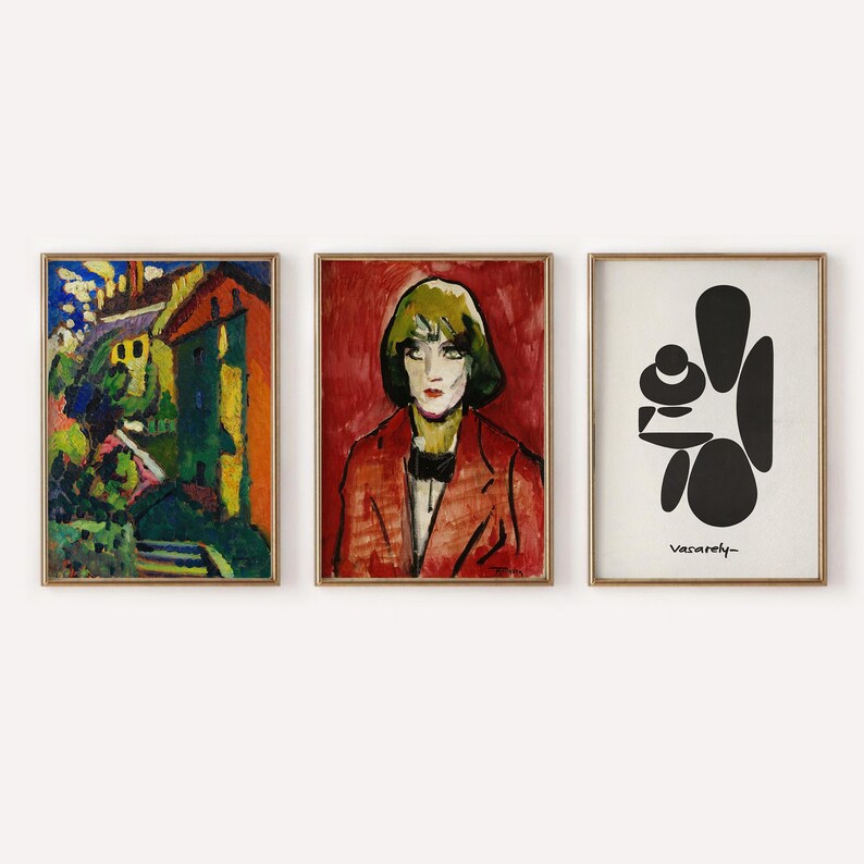 Puede incluir: Tres pinturas enmarcadas en una pared blanca. La pintura de la izquierda es un paisaje abstracto colorido con una casa y &aacute;rboles. La pintura del medio es un retrato de una persona con cabello rubio que lleva una chaqueta roja. La pintura de la derecha es un dise&ntilde;o abstracto en blanco y negro con el texto "Vacarely".