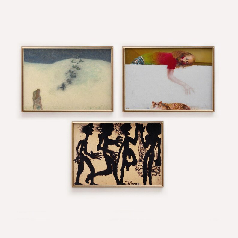 Puede incluir: Tres cuadros enmarcados en una pared blanca. El cuadro de arriba a la izquierda es un paisaje con una figura en primer plano y una l&iacute;nea de figuras subiendo una colina en el fondo. El cuadro de arriba a la derecha muestra a una mujer tumbada sobre una superficie blanca con un gato en primer plano. El cuadro de abajo es una pintura abstracta en blanco y negro de figuras.