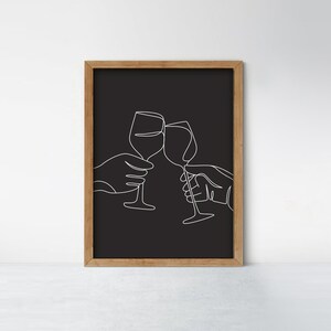 以下が含まれることがあります： 2 つの手にワイングラスを持ち、乾杯をしている白黒の線画。シンプルな木製のフレームに額装されています。
