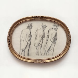 Op de afbeelding: Een ovaalvormig kunstwerk in een goudkleurige lijst. De potloodschets toont drie figuren in lange jassen en hoge hoeden, van achteren gezien. De lijst heeft decoratieve details. Het kunstwerk staat tegen een witte achtergrond.