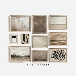 K&ouml;nnte beinhalten: Neun gerahmte Kunstdrucke in neutralen T&ouml;nen, angeordnet in einem Raster. Die Drucke zeigen abstrakte Designs und Landschaftsszenen in Beige-, Braun- und Graut&ouml;nen. Der Text "7 ART PRINTS" befindet sich unten.