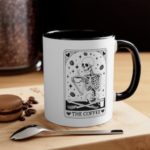 Die Kaffee-Skelett-Tarot-Kartengrafik auf Weiß mit Ihrer Wahlfarbakzent-Kaffeetasse, 11 Unze