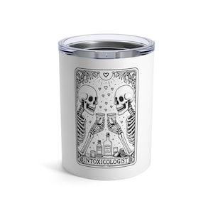 Carta de Tarô "O Intoxicologista" Copo Térmico de 10oz Presente perfeito para campistas, amantes de uísque, amantes de caveiras ou qualquer pessoa.
