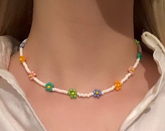 Gargantilla bohemia con margaritas multicolores y cuentas de semillas