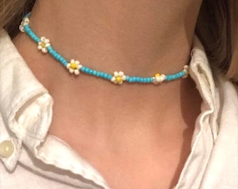 Gargantilla bohemia con margaritas de colores y cuentas de semillas