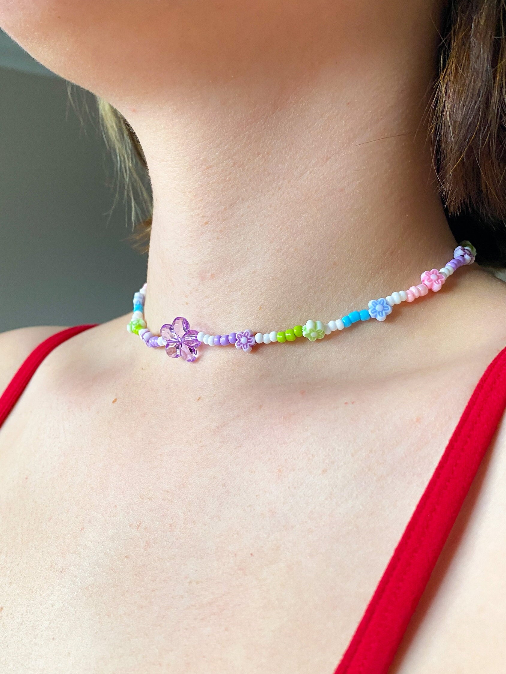 Collar de cuentas y flores multicolor