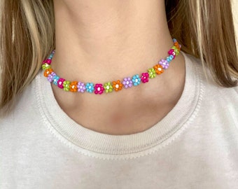 Collar de gargantilla con cuentas de semillas bohemias indie de margaritas coloridas de flores