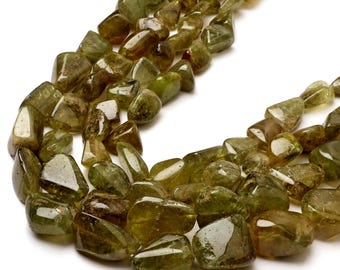Puede incluir: Un collar de varias hebras compuesto por numerosas piedras preciosas pulidas, irregulares y pulidas de color verde oliva. Las piedras muestran diversos tonos de verde translúcido y opaco, desde musgo claro hasta tonos bosque profundo.