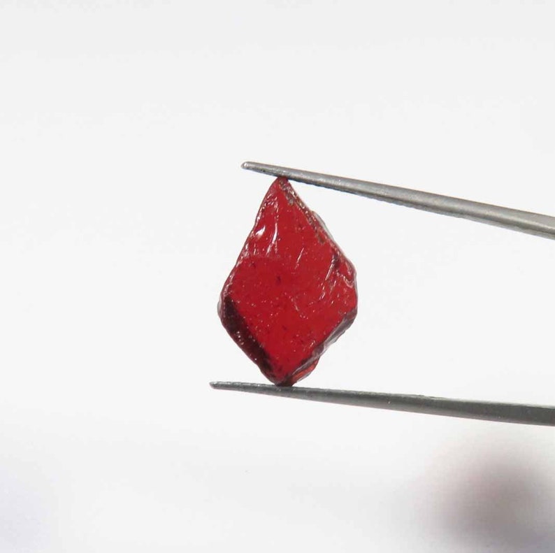 Garnet Rough Loose Gemstone For Jewelry WONDERFUL~~ Red Garnet Rough Gemstone AH-106 Natural Mozambique Garnet Rough 18x12 mm