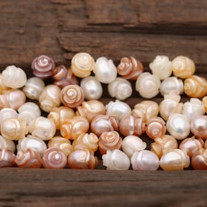 Perle de goutte sculptée à la main, fleur de perle en forme de rose blanche / rose / violette, perles naturelles de goutte d’eau douce