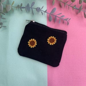 Monedero pequeño negro de lona con cremallera y estampado floral de girasoles bordados a punto de cruz