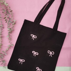 Bolso tote negro con lazo rosa: diseño Coquette bordado a mano.
