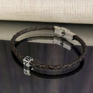 Pulsera de cuero para hombre • Regalo personalizado para papá • Pulsera con inicial grabada • Pulsera de cubo de plata 925 • Pulsera con letra • Regalo del Día del Padre
