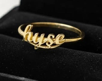 Gepersonaliseerde sterlingzilveren naamring: sierlijke aangepaste ring