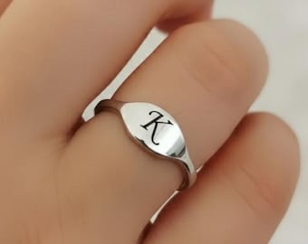 Anel de sinete inicial personalizado: anel de empilhamento personalizado de prata esterlina