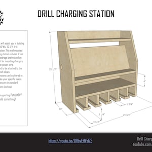 Puede incluir: Una representaci&oacute;n 3D de una estaci&oacute;n de carga para taladros DIY con un estante, colgadores de herramientas y una regleta de alimentaci&oacute;n. La estaci&oacute;n mide 62,9 cm de ancho, 25,4 cm de profundidad y 57,2 cm de alto. El texto "Drill Charging Station" y "YouTube.com/PatriotDIY" es visible en la parte inferior de la imagen.