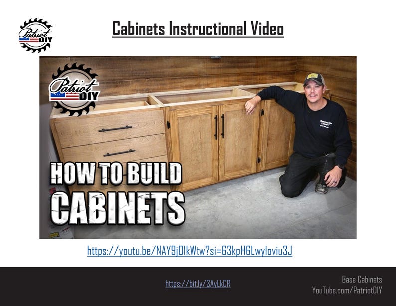 Pu&ograve; includere: Un uomo con una camicia nera e un cappello da baseball si trova di fronte a un set di armadi in legno. Gli armadi sono grezzi e hanno ferramenta nera. Il testo "HOW TO BUILD CABINETS" &egrave; in grandi lettere bianche su sfondo nero. Il testo "Patriot DIY" &egrave; in un cerchio con una lama da sega e una bandiera americana. Il testo "https://youtu.be/NAY9jO1kWtw?si=63kpH6Lwyloviu3J" &egrave; sotto l'immagine.