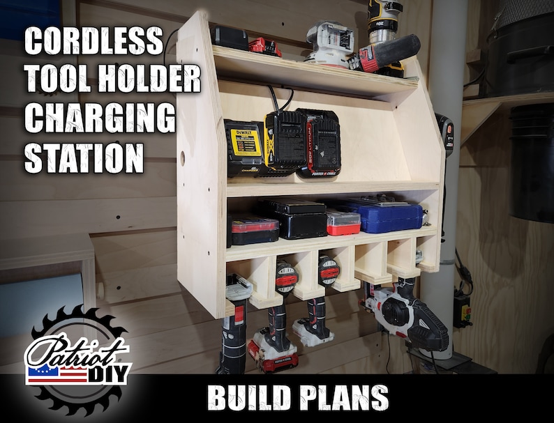 Puede incluir: Una estaci&oacute;n de carga de herramientas inal&aacute;mbricas de madera montada en la pared. Tiene estantes para bater&iacute;as y ranuras para herramientas. La estaci&oacute;n est&aacute; hecha de madera clara y tiene un letrero que dice "Cordless Tool Holder Charging Station".