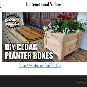 Puede incluir: Una caja de plantaci&oacute;n de cedro de bricolaje con una alfombra de bienvenida en el fondo. La caja de plantaci&oacute;n est&aacute; hecha de madera natural y est&aacute; llena de flores rojas y blancas. El texto "DIY CEDAR PLANTER BOXES" est&aacute; escrito en letras blancas sobre fondo negro. El texto "https://youtu.be/IGIpZQD_hOc" est&aacute; escrito en letras azules sobre fondo blanco. El texto "14" Planter Box" est&aacute; escrito en letras negras sobre fondo blanco. El texto "YouTube.com/PatriotDIY" est&aacute; escrito en letras negras sobre fondo blanco.
