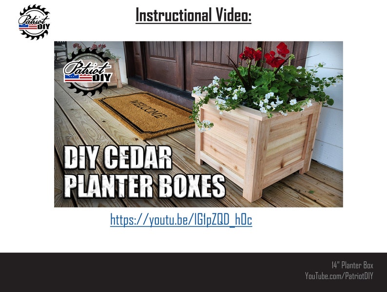 Puede incluir: Una caja de plantaci&oacute;n de cedro de bricolaje con una alfombra de bienvenida en el fondo. La caja de plantaci&oacute;n est&aacute; hecha de madera natural y est&aacute; llena de flores rojas y blancas. El texto "DIY CEDAR PLANTER BOXES" est&aacute; escrito en letras blancas sobre fondo negro. El texto "https://youtu.be/IGIpZQD_hOc" est&aacute; escrito en letras azules sobre fondo blanco. El texto "14" Planter Box" est&aacute; escrito en letras negras sobre fondo blanco. El texto "YouTube.com/PatriotDIY" est&aacute; escrito en letras negras sobre fondo blanco.