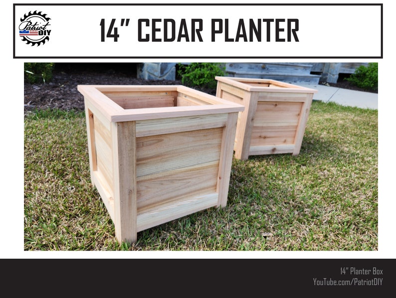Puede incluir: Dos jardineras de madera de cedro de 14 pulgadas, una delante de la otra, sobre un c&eacute;sped verde. Las jardineras est&aacute;n hechas de madera de cedro natural de color marr&oacute;n claro. El texto "14" CEDAR PLANTER" es visible en la parte superior de la imagen.