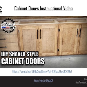 Pu&ograve; includere: Video di istruzioni per porte di armadio in stile Shaker fai-da-te con un primo piano di due porte di armadio con ferramenta nera. Il video &egrave; dal canale YouTube Patriot DIY.