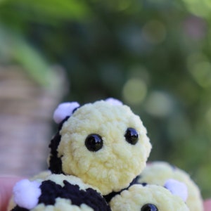 Mini Biene, Antie-Stress Tier, Amigurumi, Handgemacht, Fidget toy, Mini Geschenk, Geschenk Biene Bild 5