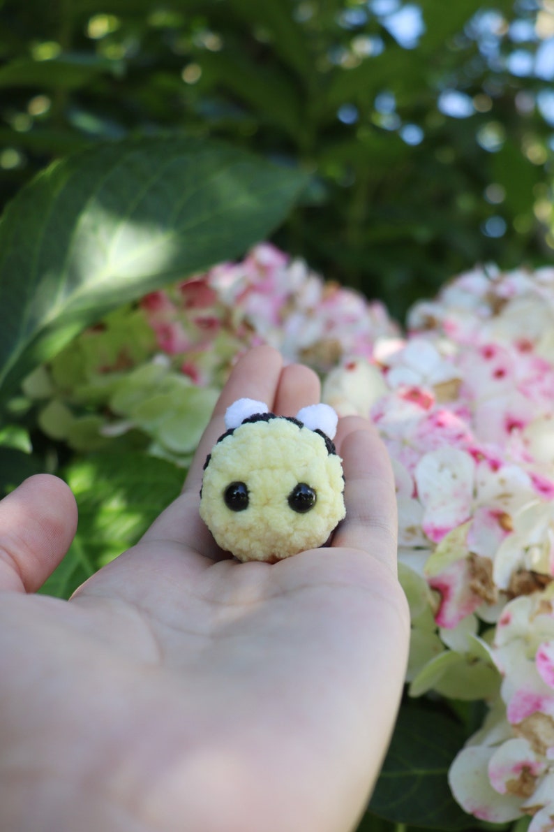 Mini Biene, Antie-Stress Tier, Amigurumi, Handgemacht, Fidget toy, Mini Geschenk, Geschenk Biene Bild 4