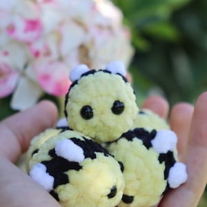 Mini Biene, Antie-Stress Tier, Amigurumi, Handgemacht, Fidget toy, Mini Geschenk, Geschenk Biene Bild 1