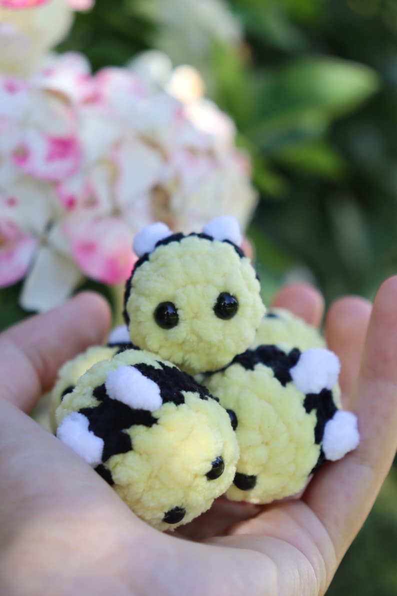 Mini Biene, Antie-Stress Tier, Amigurumi, Handgemacht, Fidget toy, Mini Geschenk, Geschenk Biene Bild 1