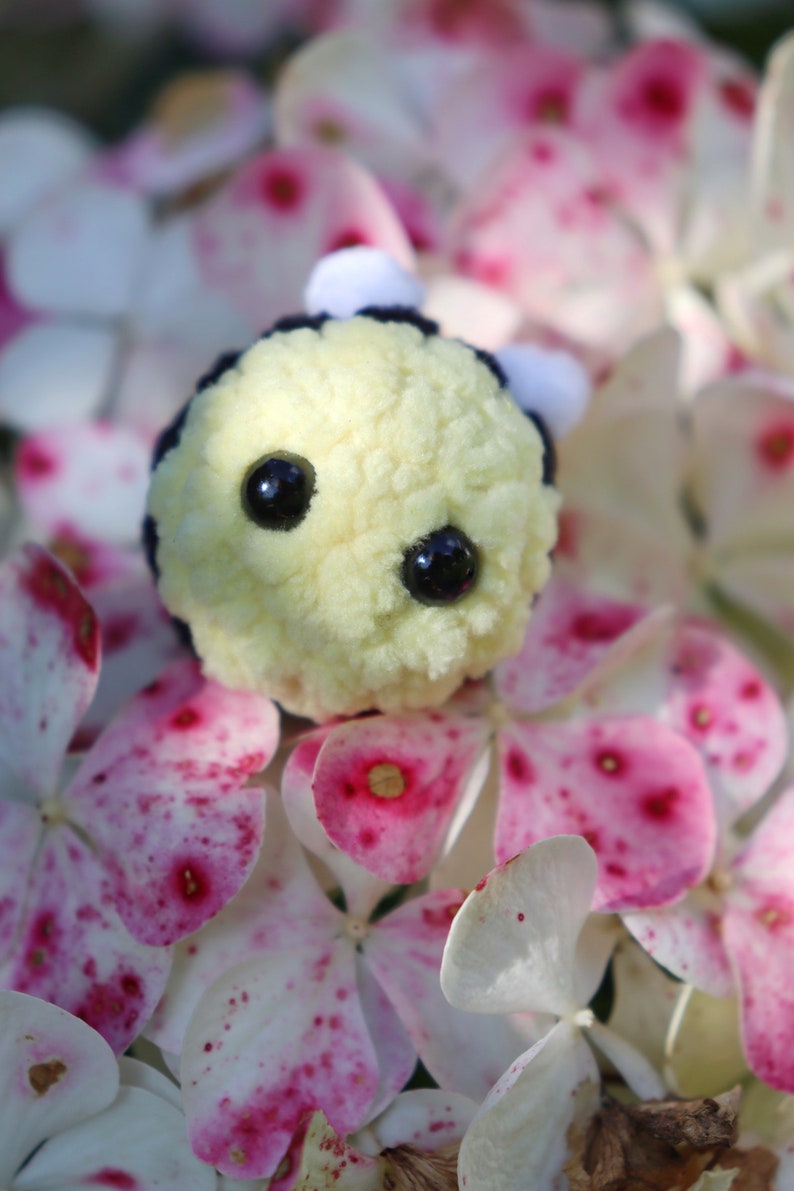 Mini Biene, Antie-Stress Tier, Amigurumi, Handgemacht, Fidget toy, Mini Geschenk, Geschenk Biene Bild 2