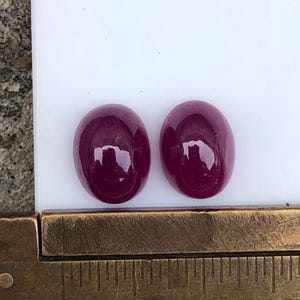 Erstaunliches Burma Rubin Cabochon Edelstein Paar gute Farbe oval 5.89 Karat 9 x 7 mm