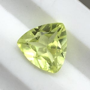 Gorgeous (unheated) natural chrysoberyl trillion cut gemstone beautiful yellowish green color 1 carat 6.5x6.5x3.3 mm