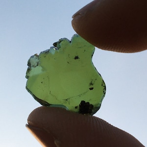 Amazing handmade green tourmaline slice gemstone 7.25 carat 15.3x14.7x3.3 mm
