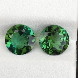 Magnífica turmalina verde natural bien cortada buena calidad 2 piezas hermoso color redondo 2,40 quilates 7x7x4 mm