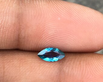 Bague en platine à trois pierres avec aigue-marine taille émeraude de 75 carats