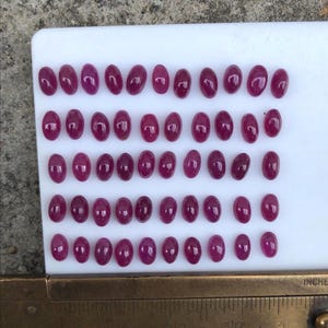 Vacker naturlig Burma Rubin cabochon ädelsten 189 bitar fin färg oval 67,96 karat 5 x 3 mm